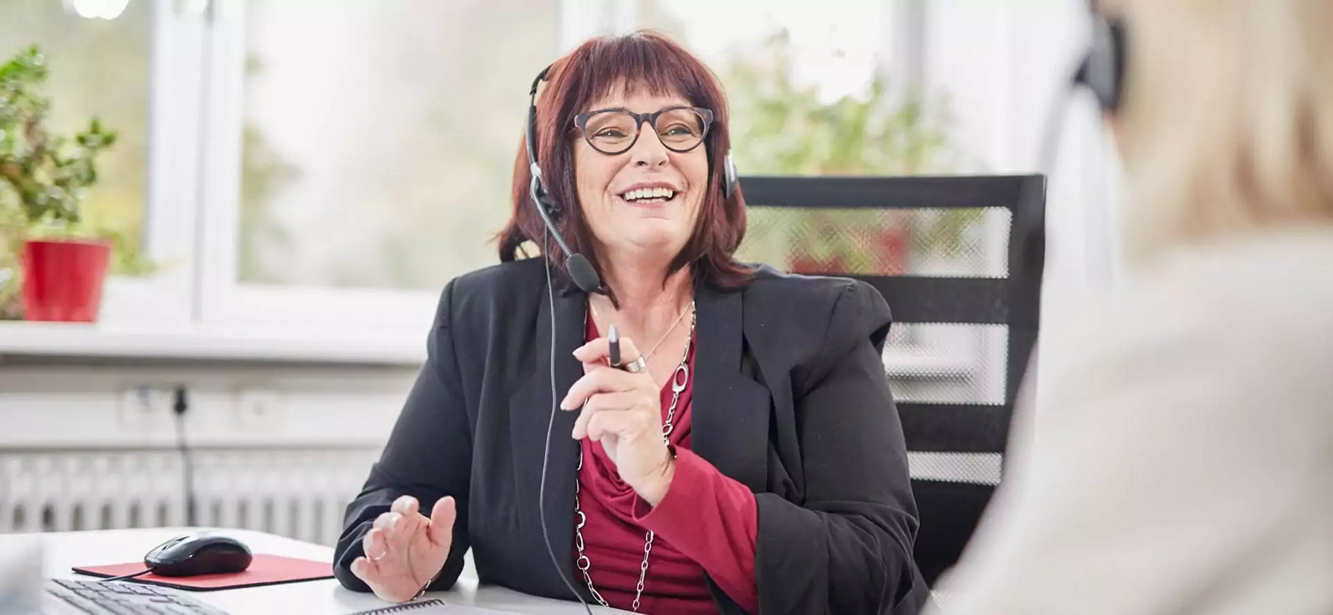 Kunden Akquise Frau Headset lacht