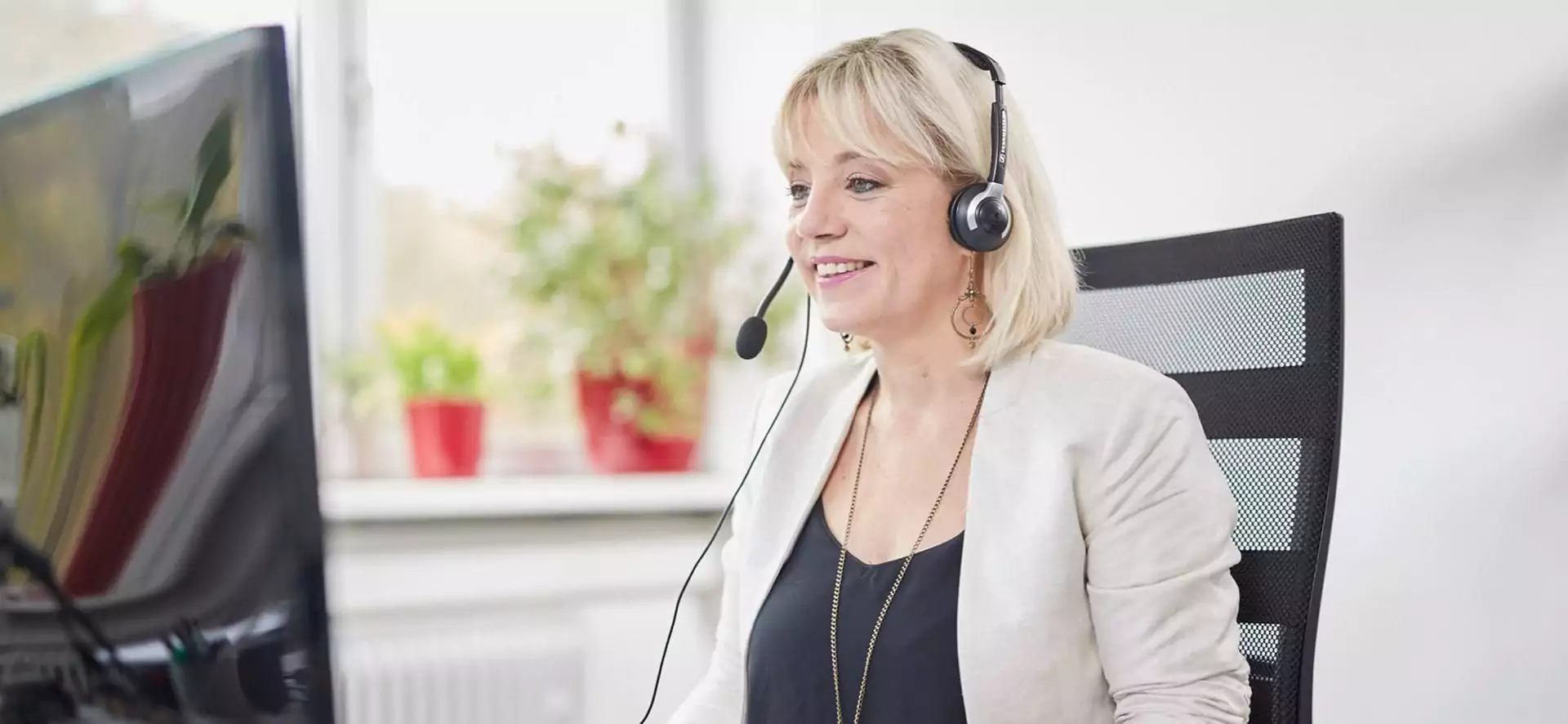 frau headset telefonakquise